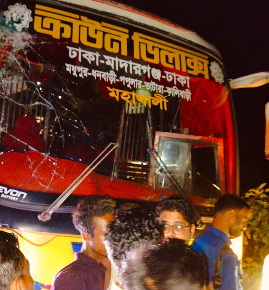 মধুপুরে যাত্রীবাহী বাস ও বালুবাহী  ট্রাকের সংঘর্ষে নিহত ৩, আহত ২০